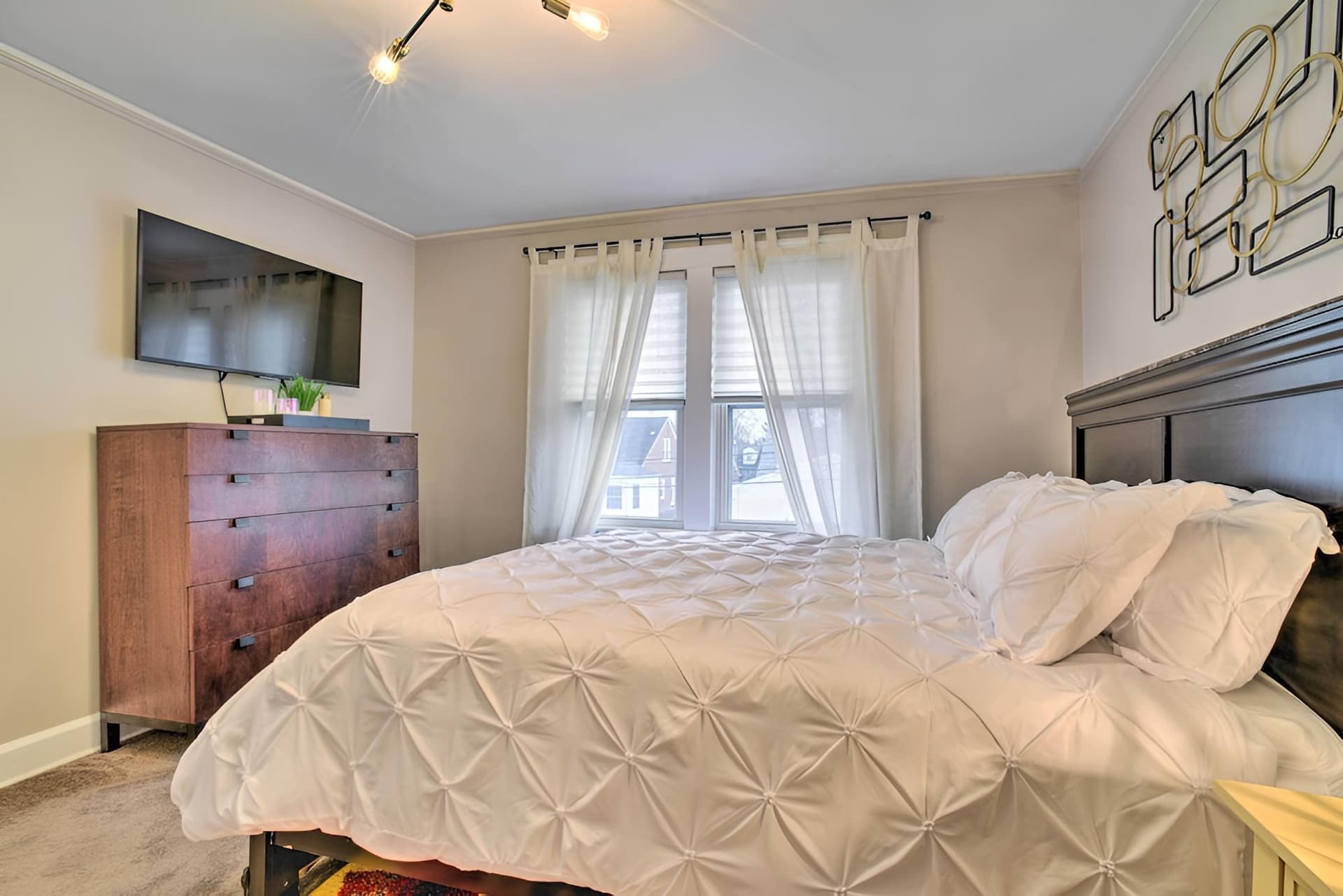 Inviting Royal Oak Abode, 16 Mi to Detroit!