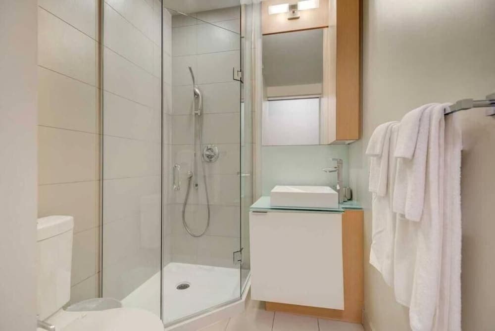 Skyline Suites - Next to MTCC, ACC & CN Tower