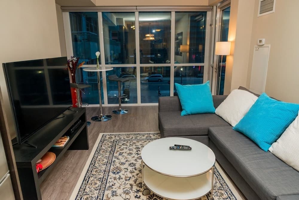 Sarkar Suites - CN Tower Rogers Centre