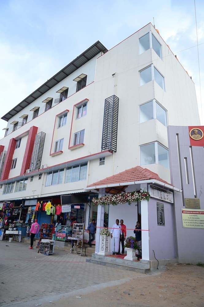B SIX HOTEL AND LODGE