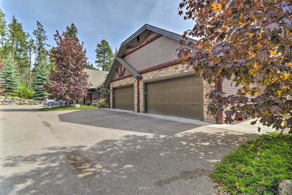 Flathead Lake Getaway w/ Balcony, Fireplace!