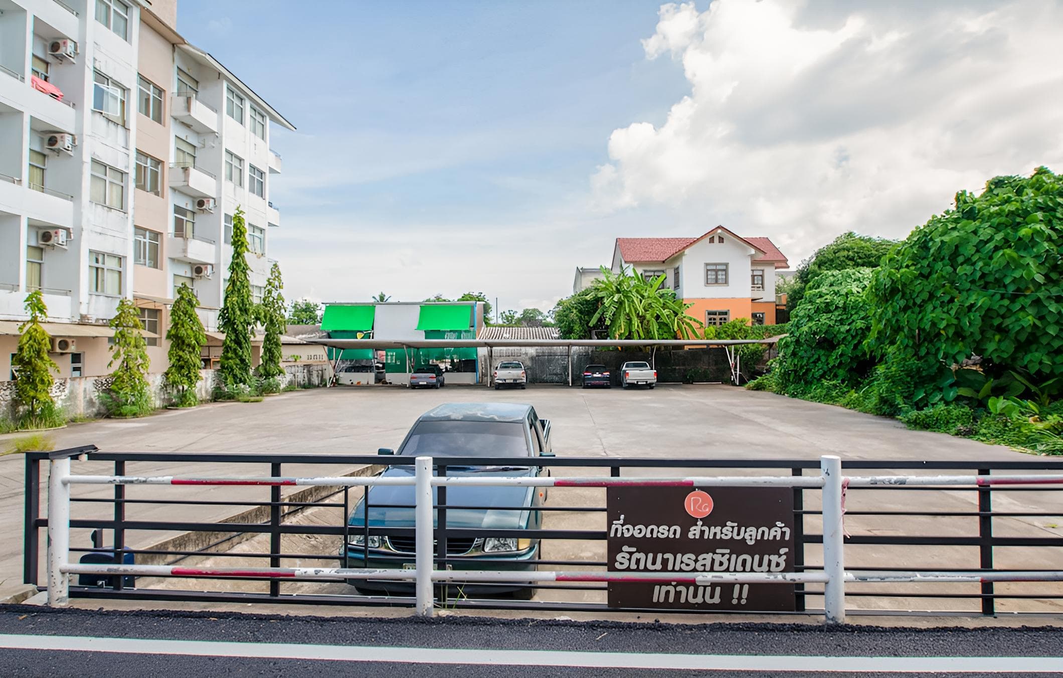 OYO 241 Ratana Hotel Sakdidet