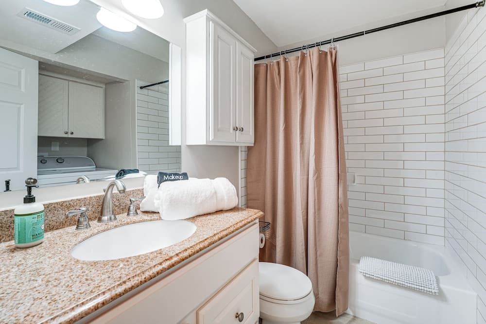 < 2 Mi to Dtwn Alpharetta: Home w/ Screened Porch!