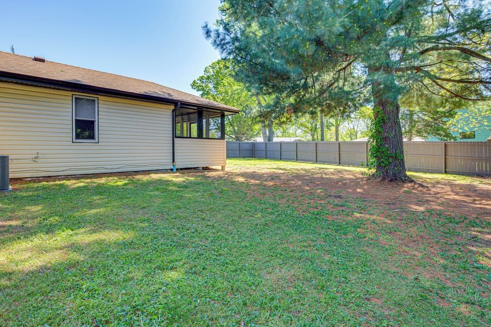 Chic Family-friendly Home in Riverside: 7 Mi to KC