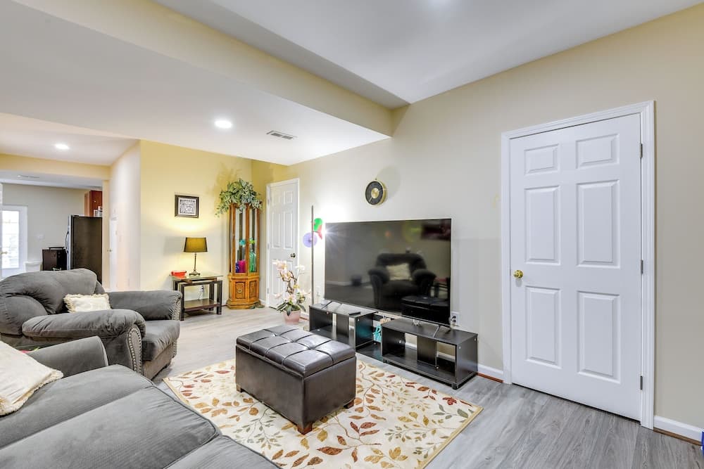 Pets Welcome! Cozy Family Apartment in Sterling