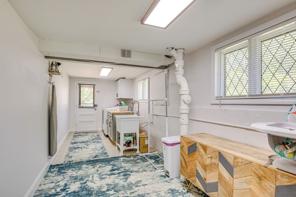Chic Family-friendly Home in Riverside: 7 Mi to KC
