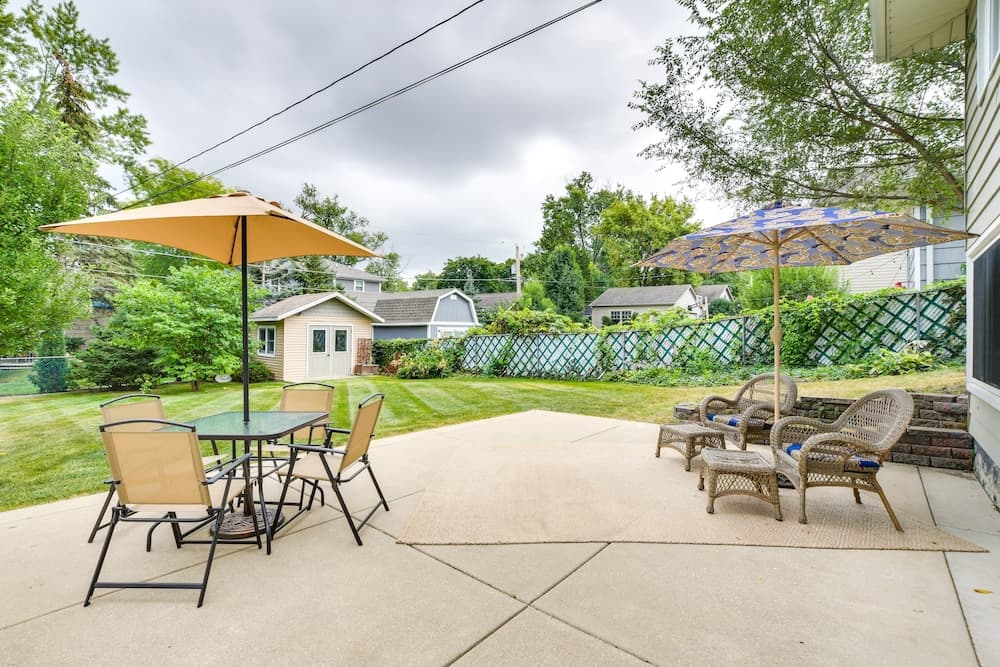 Glen Ellyn Home: Walk to Downtown Dining & Shops!