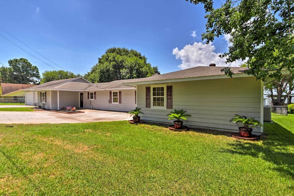 Lakefront Livingston Home w/ Dock, 1 Mi to Launch!