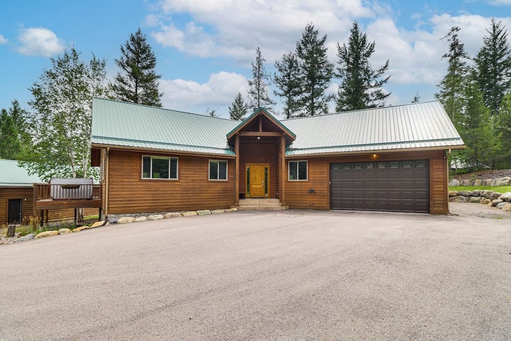 Home Near Glacier National Park w/ Hot Tub & Deck!