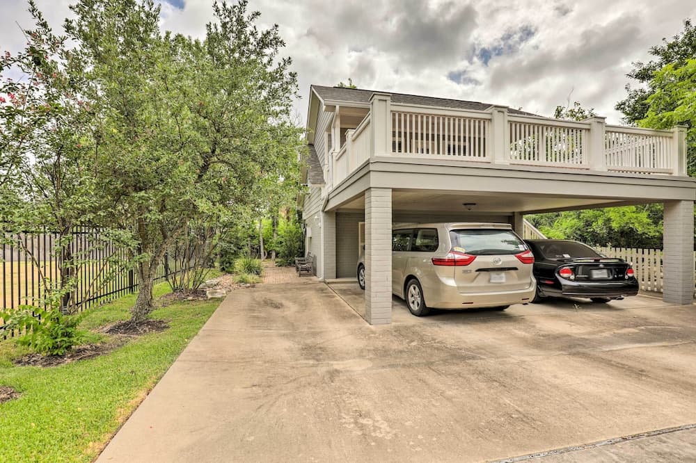 < 1 Mi to Kyle Field: Cozy Studio w/ Outdoor Space