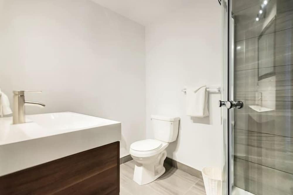 Modern Meets Rustic - 2 Bdrm Old Quebec