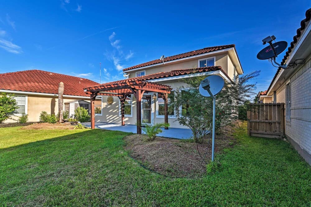 Walk to Ocean: Lakefront Dickinson Stucco House!