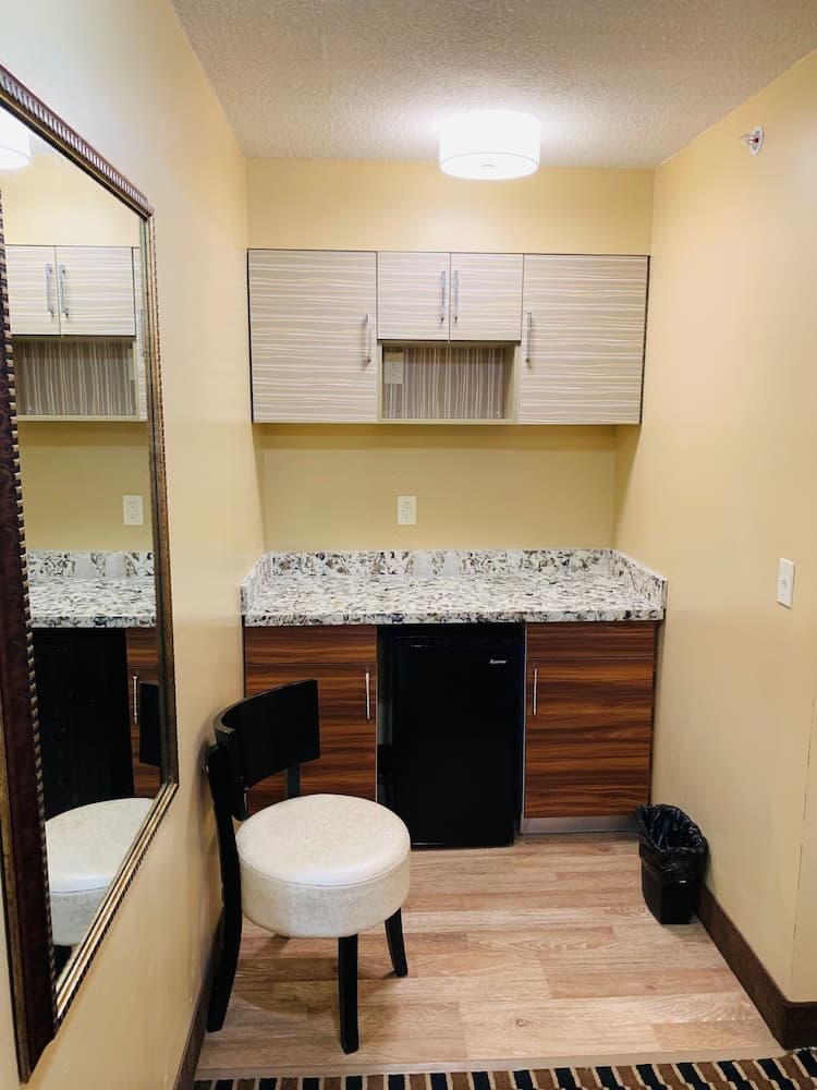 Motor City Inn & Suites