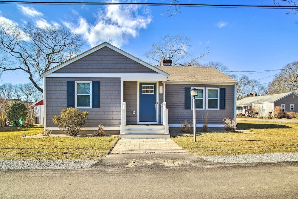 Walk to Shore: Updated Buzzards Bay Cottage!
