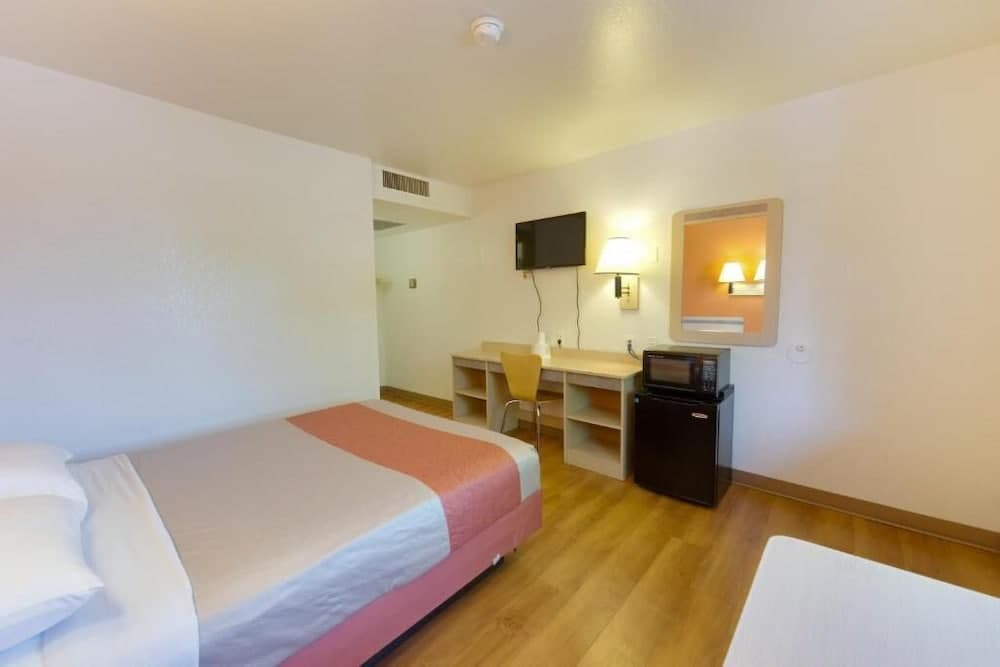 Shasta Vista Inn & Suites