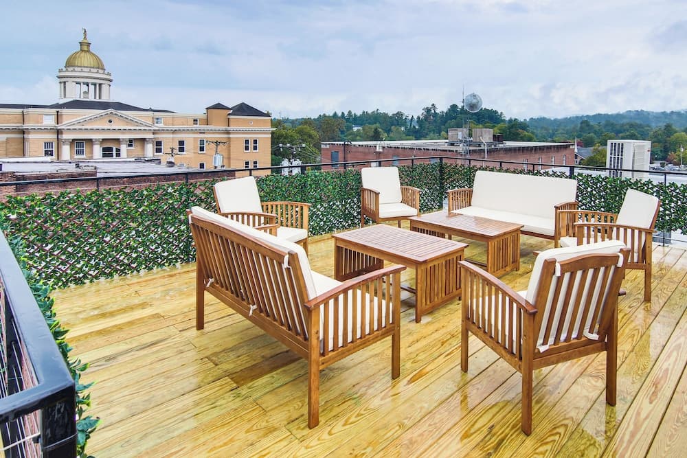 Modern Dtwn Condo w/ Balcony in Hendersonville