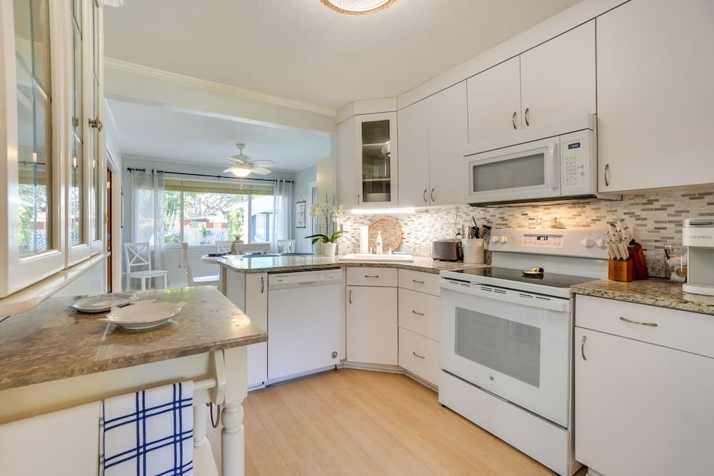 Dreamy Palm Harbor Cottage, Steps to Crystal Beach