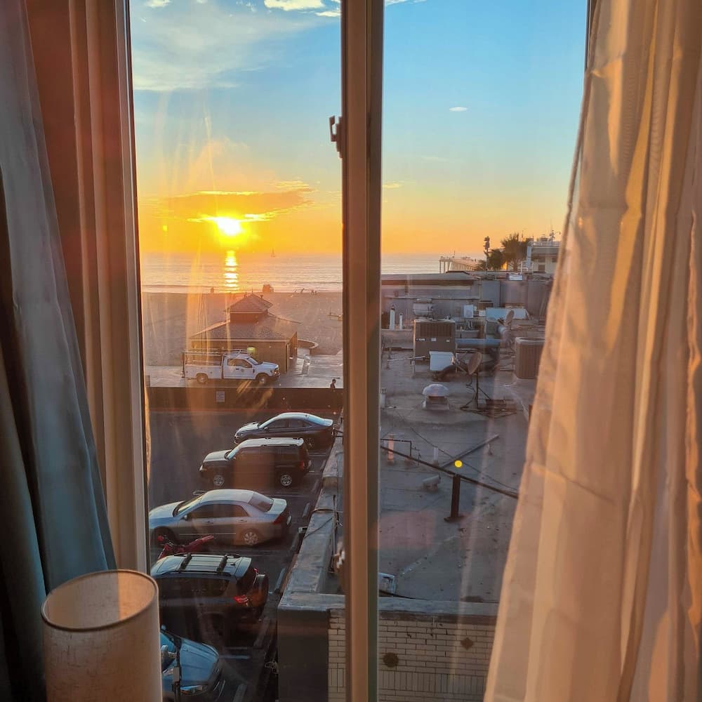 ITH Hermosa Beach Surf Hostel LAX