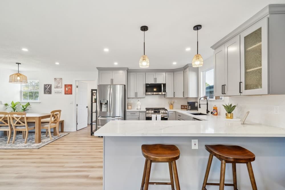 Cozy Home With Hot Tub Family-friendly Yard 5 Bedroom Home