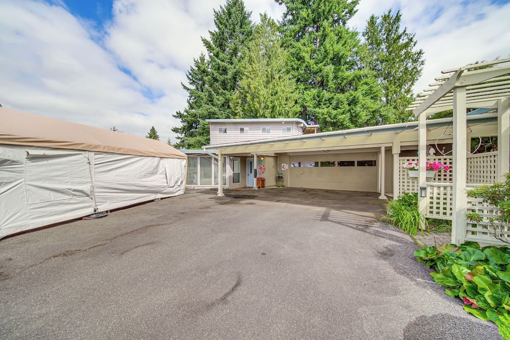 < 1 Mi to Lake Washington: Peaceful Apt in Kenmore