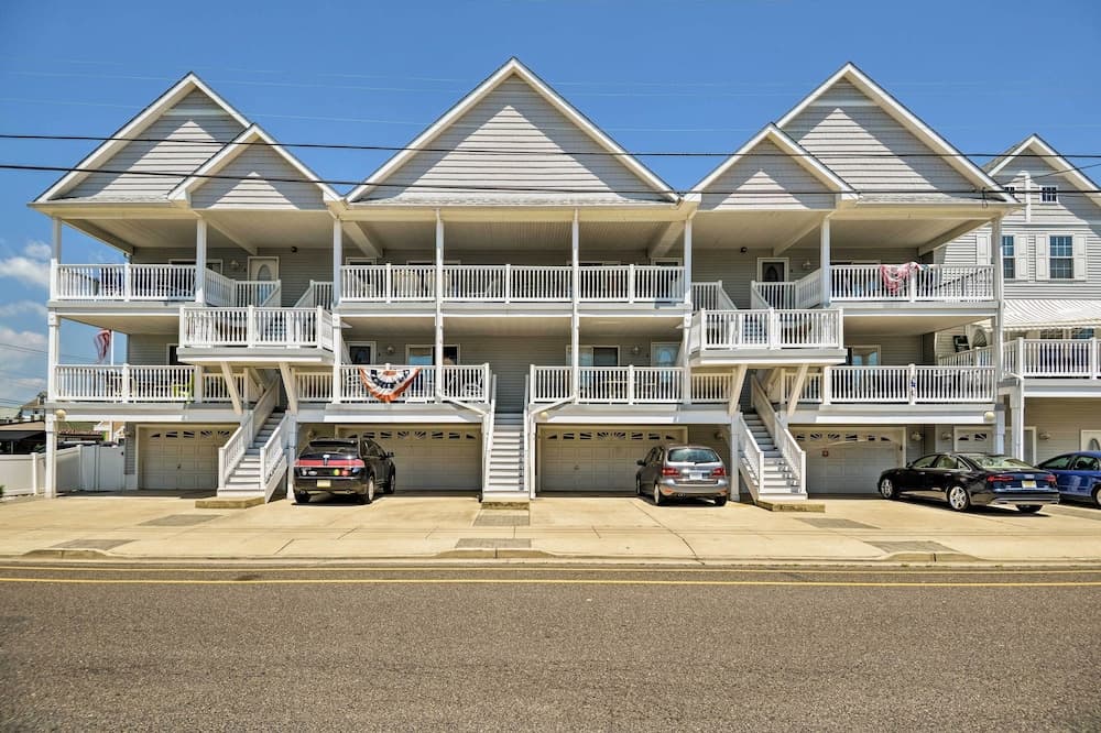 Condo w/ Deck: Walk to Beach & Convention Center!