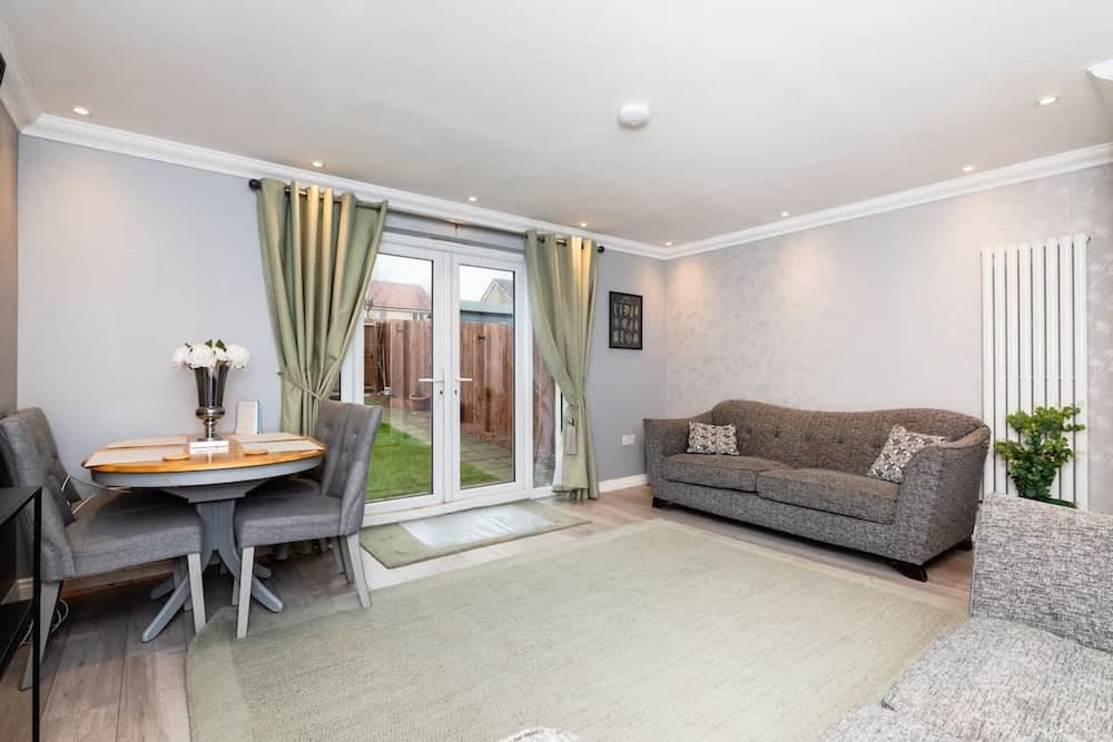 3 Bedroom House-private Parking