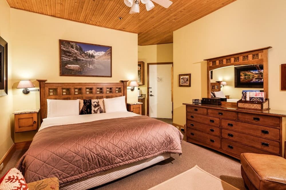 Independence Square Lodge by Frias