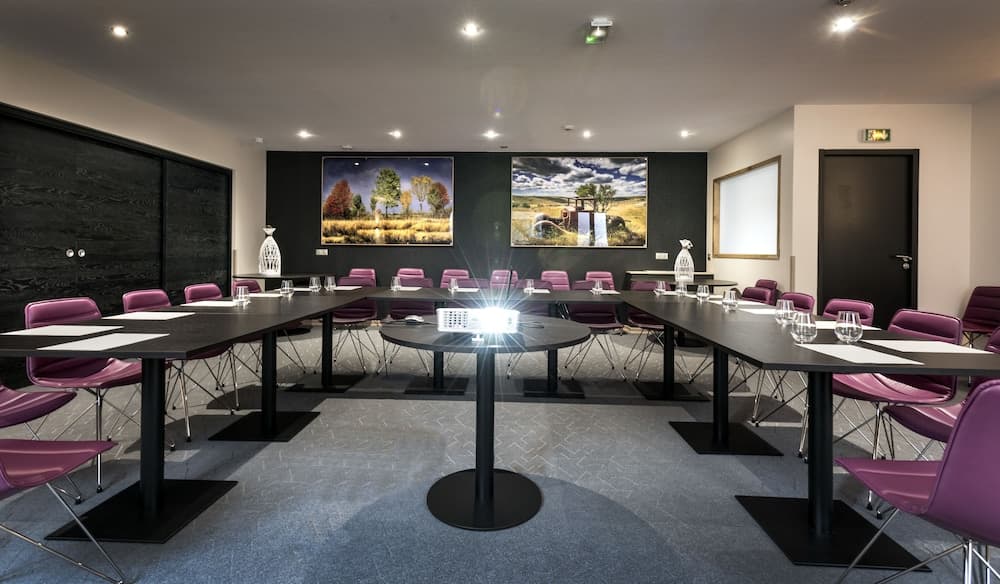 Logis Hôtel Restaurant Les 2 Rives - A75, en bordure de rivière