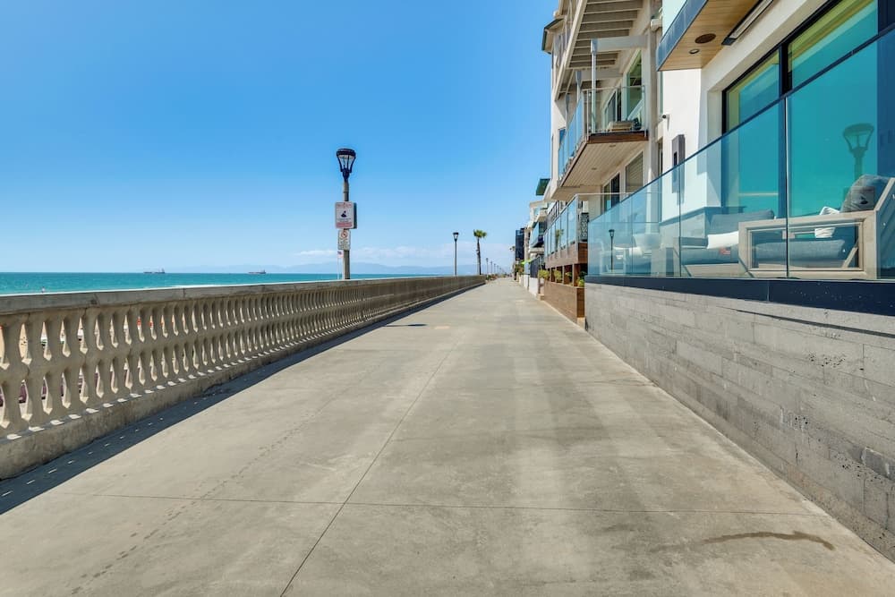Walk to Ocean: Manhattan Beach Apt w/ Deck