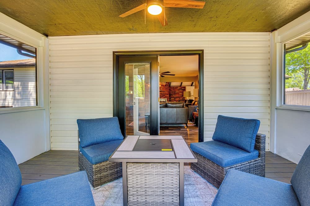 Chic Family-friendly Home in Riverside: 7 Mi to KC