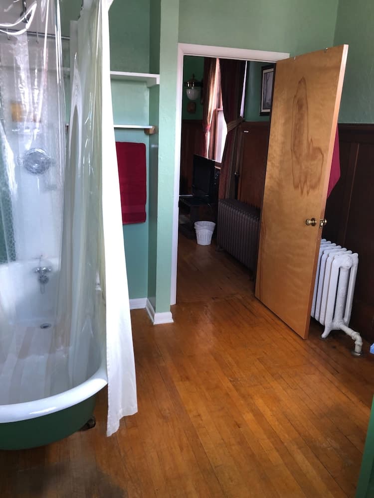 Hickory House Inn