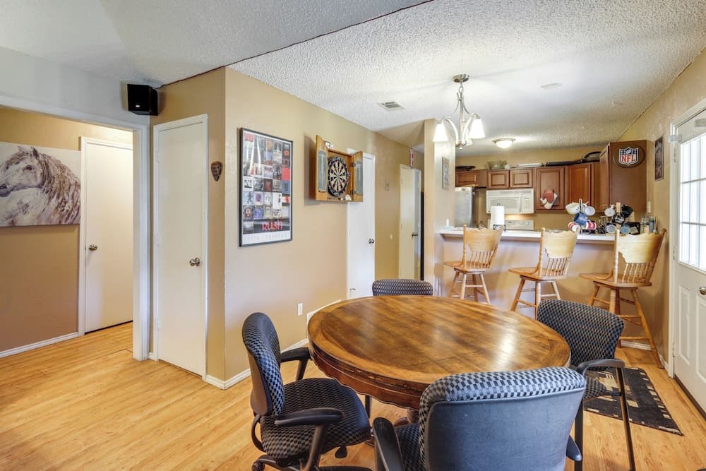 4 Blocks to At&t Stadium: Home w/ Bbq-ready Yard!