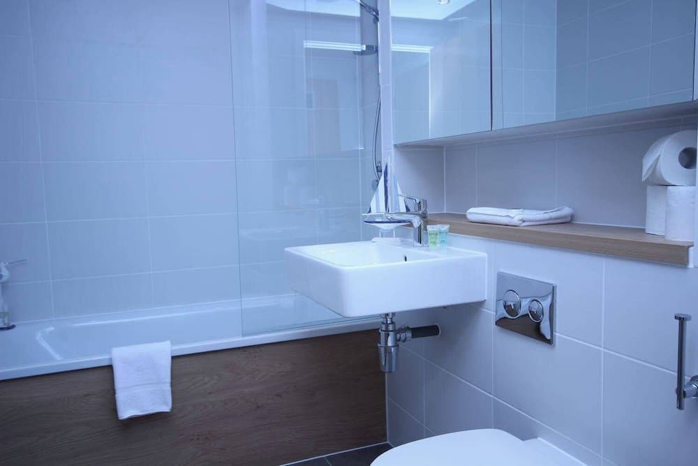 2BR Apartment - Sleeps 4 - Free Parking - Reading