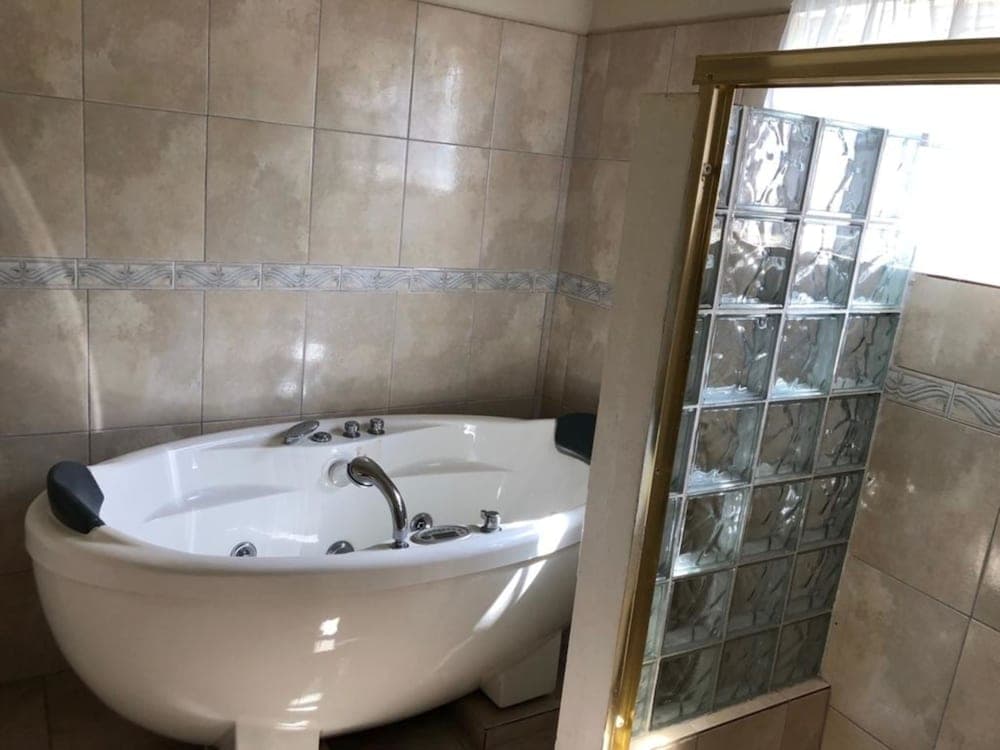 Retreat Guesthouse Luxury Suites