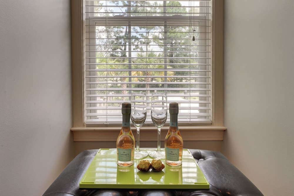 4 Mi to Dtwn: Simplistic Summerville Studio
