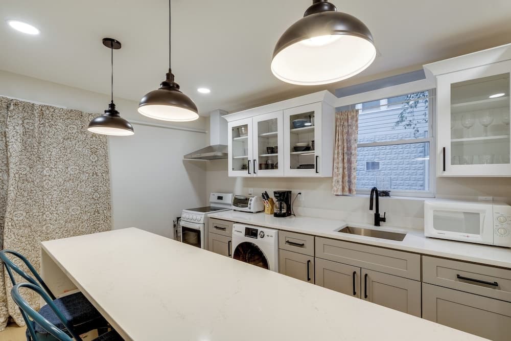 Walk to Metro & Dtwn Silver Spring! Sleek Apt