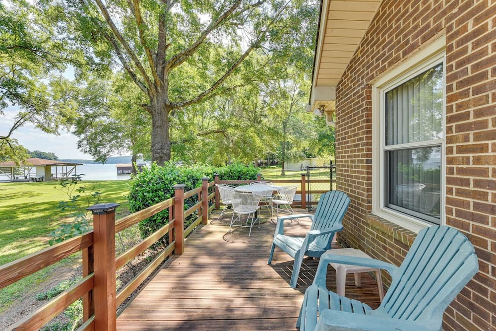 On Lake Tillery: Spacious Home w/ Screened Porch!