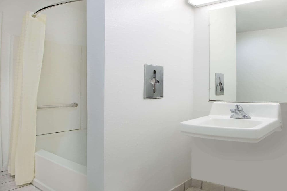 Microtel Inn & Suites by Wyndham Garland/Dallas