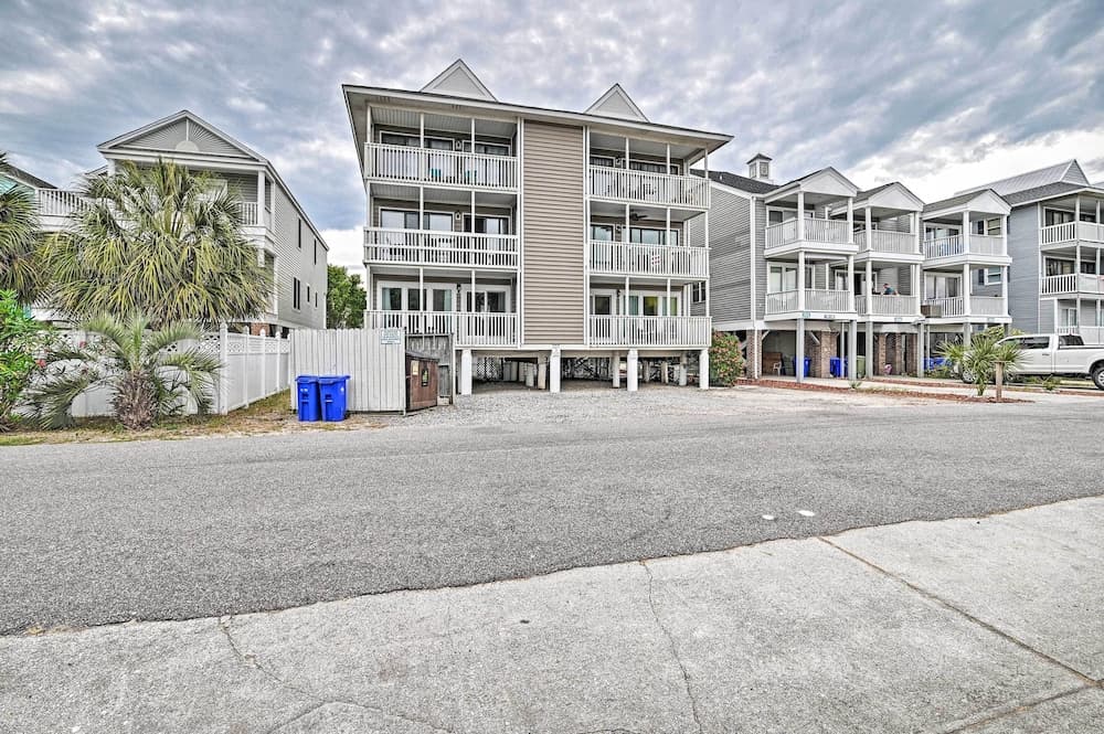 Couples Retreat w/ Balcony in Surfside Beach!