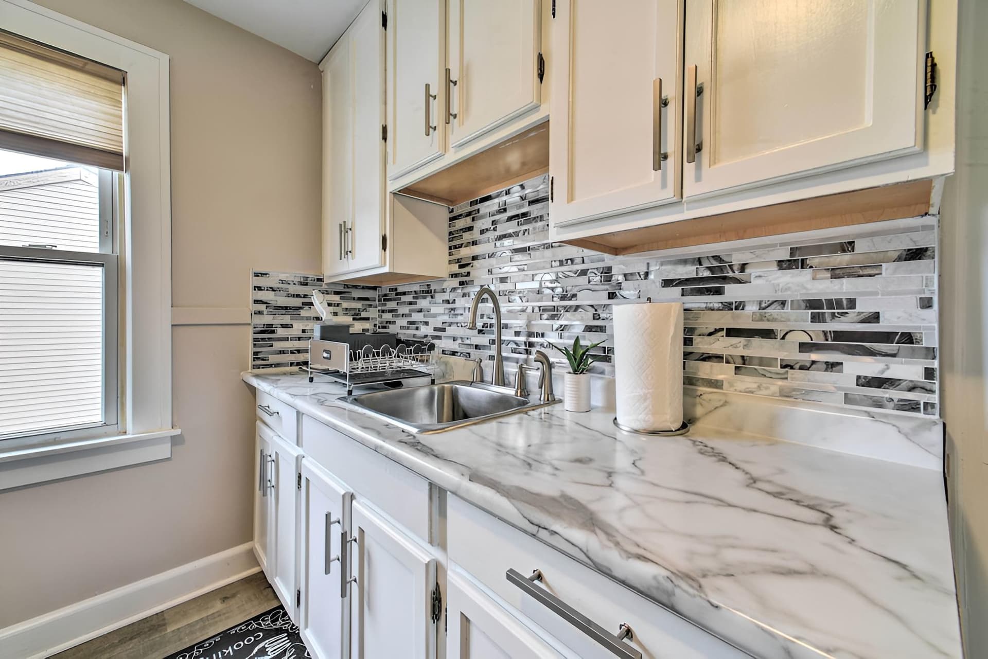 Inviting Royal Oak Abode, 16 Mi to Detroit!