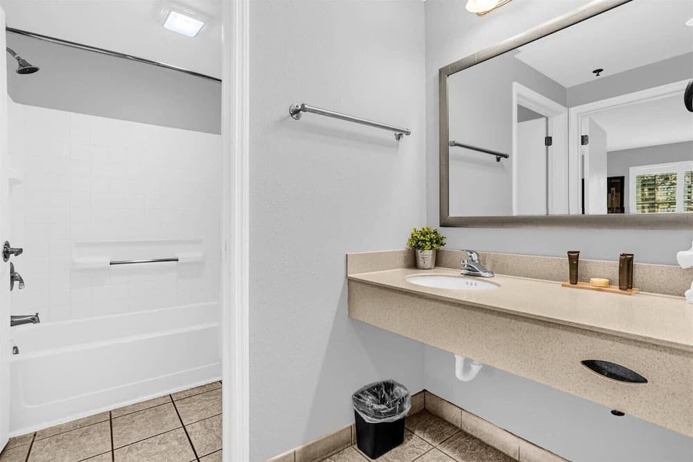 Cozy 1BR Condo w Pool - Near Universal Studios