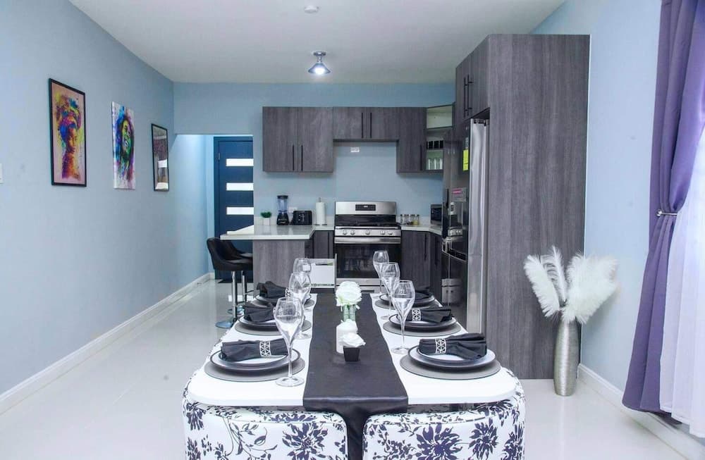 Montana Villa-ochorios-sleeps6-aircon-pool-tv-wifi