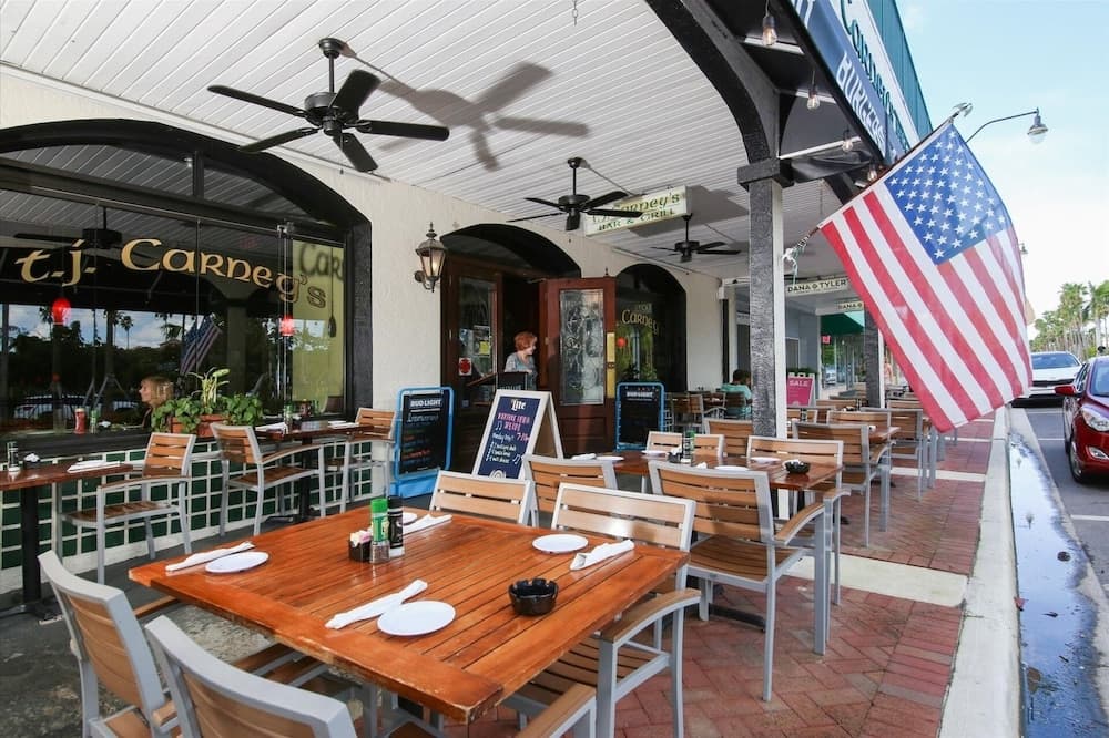 Venice Beach Two Bedroom Private Condo with Community Pool, Gulf Beach Access and Water Views! 2 Condo