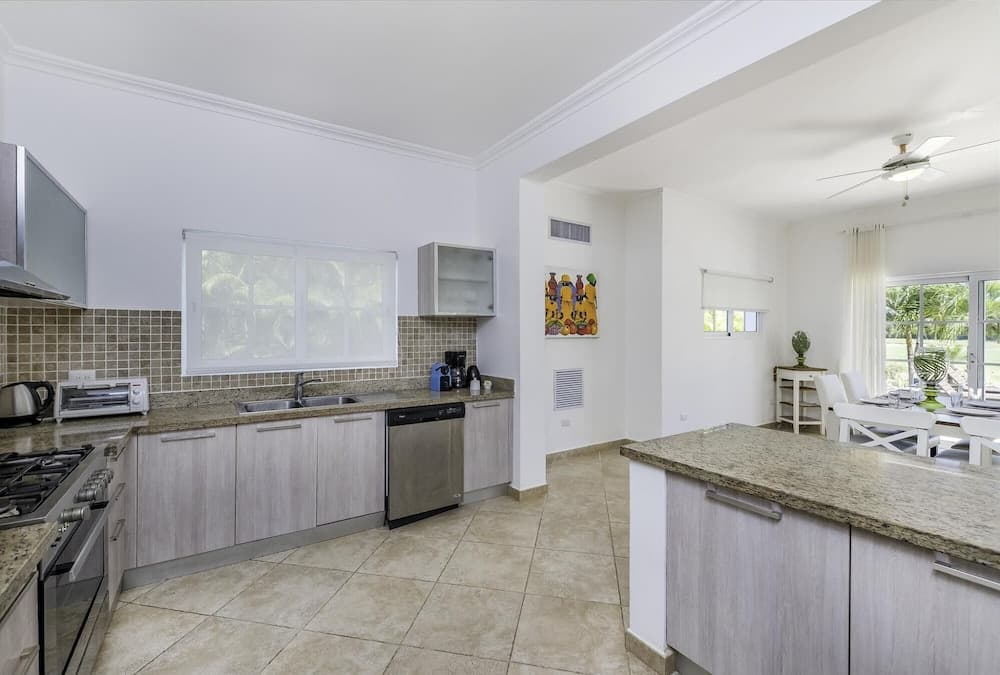 Beautiful 5-bdr 2 Levels Villa for Rent in Punta Cana - Golf Front With Pool Jacuzzi Maid