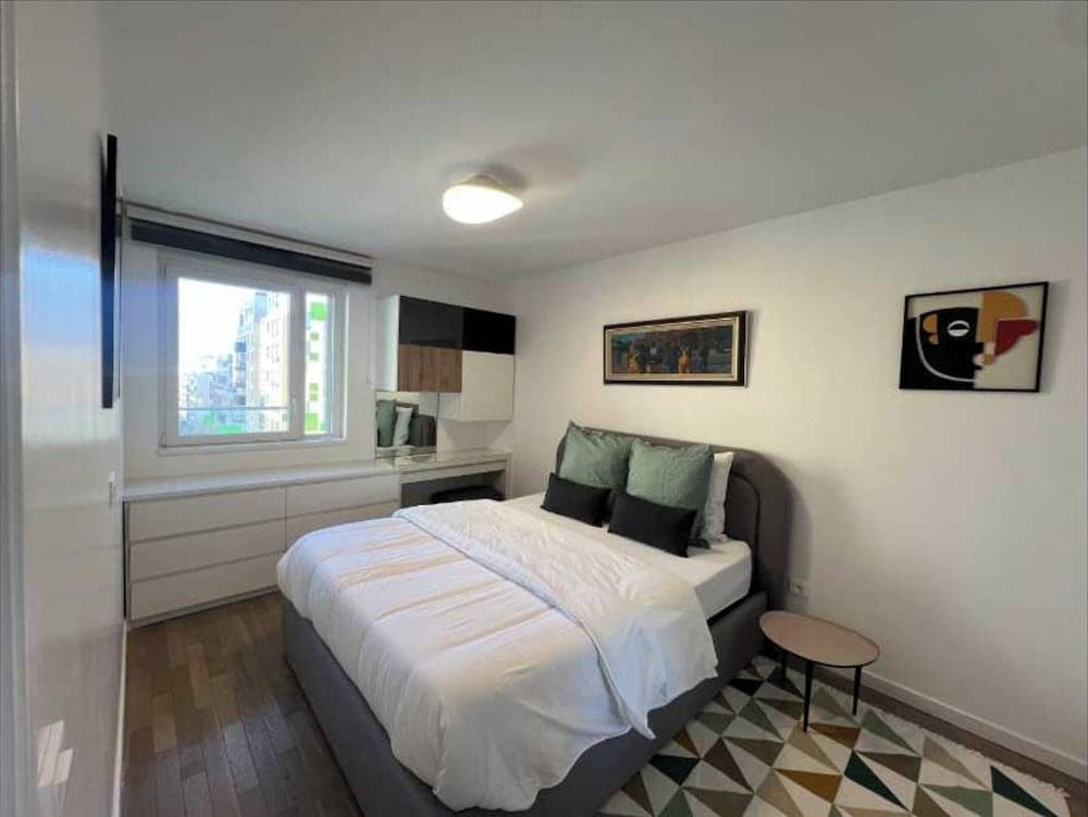 Flat With Balcony 4p/1bdr Near La Defense