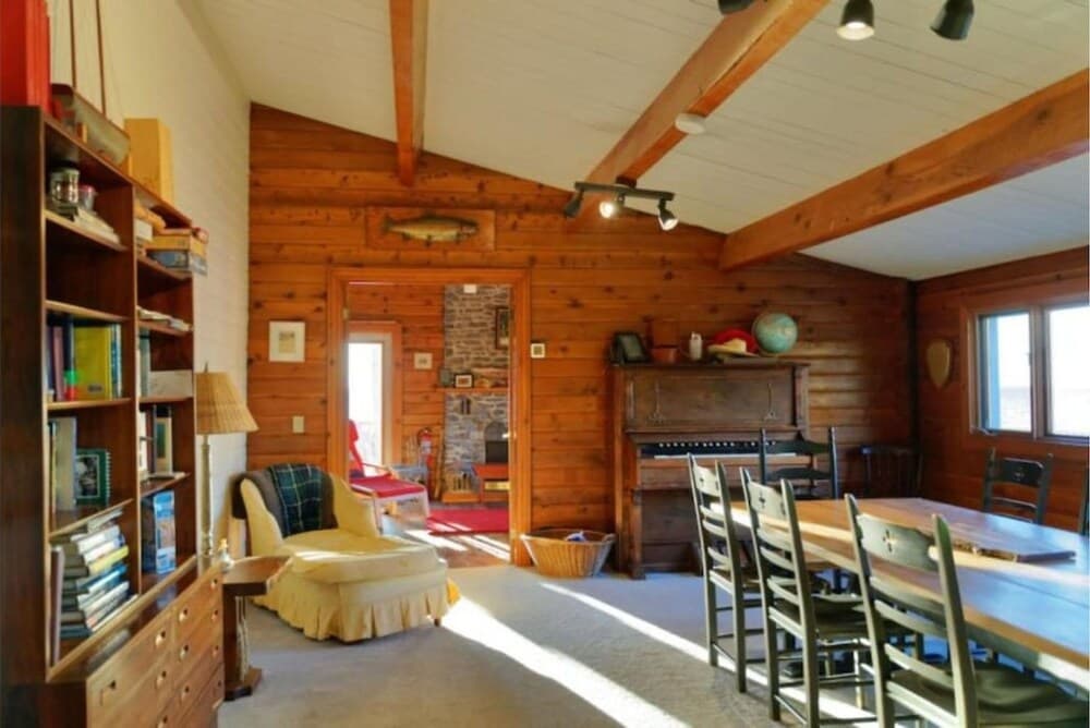Clifton House - Waterfront Family Home in PEC
