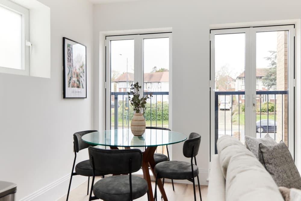 The Wembley Park Wonder - Charming 2bdr Flat With Balcony
