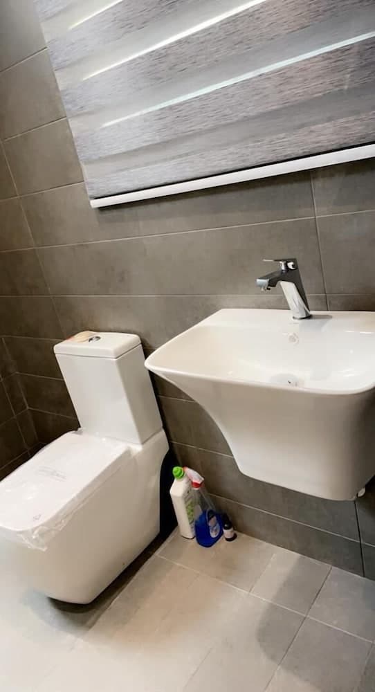 WHITE PLACE APARTMENT
