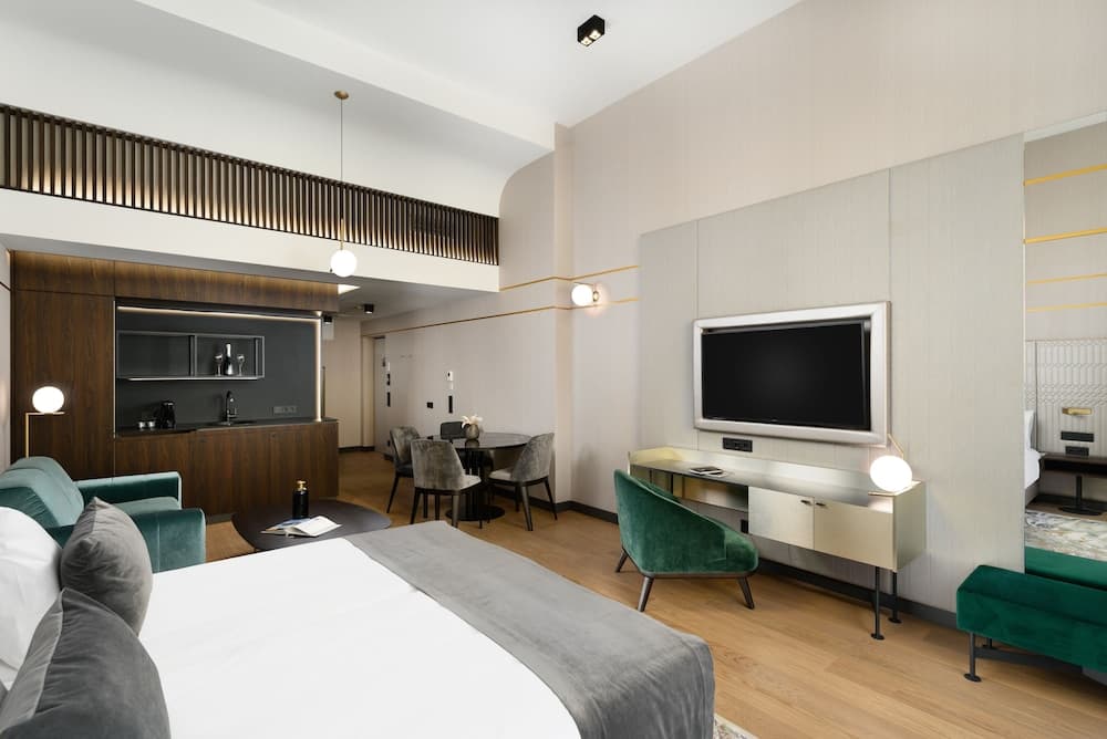 Emerald Downtown Suites
