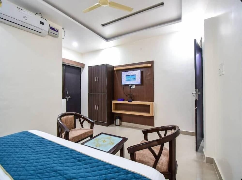 ADVANTAGE INN